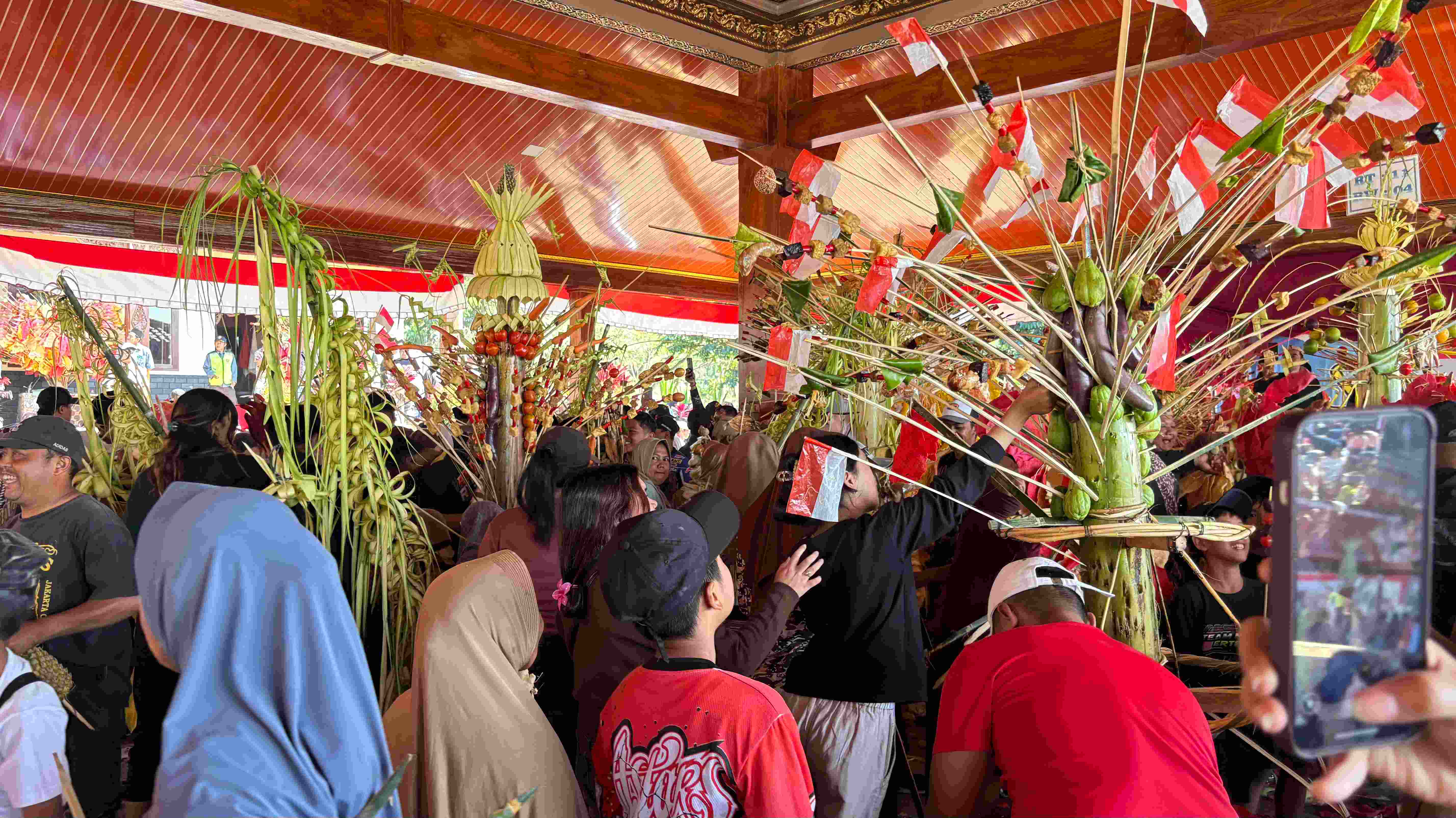 Peringati 1 Suro, Warga Desa Selorejo Gelar Tradisi Bersih Desa dengan Kirab Gunungan Jeruk dan Opak — foto 2