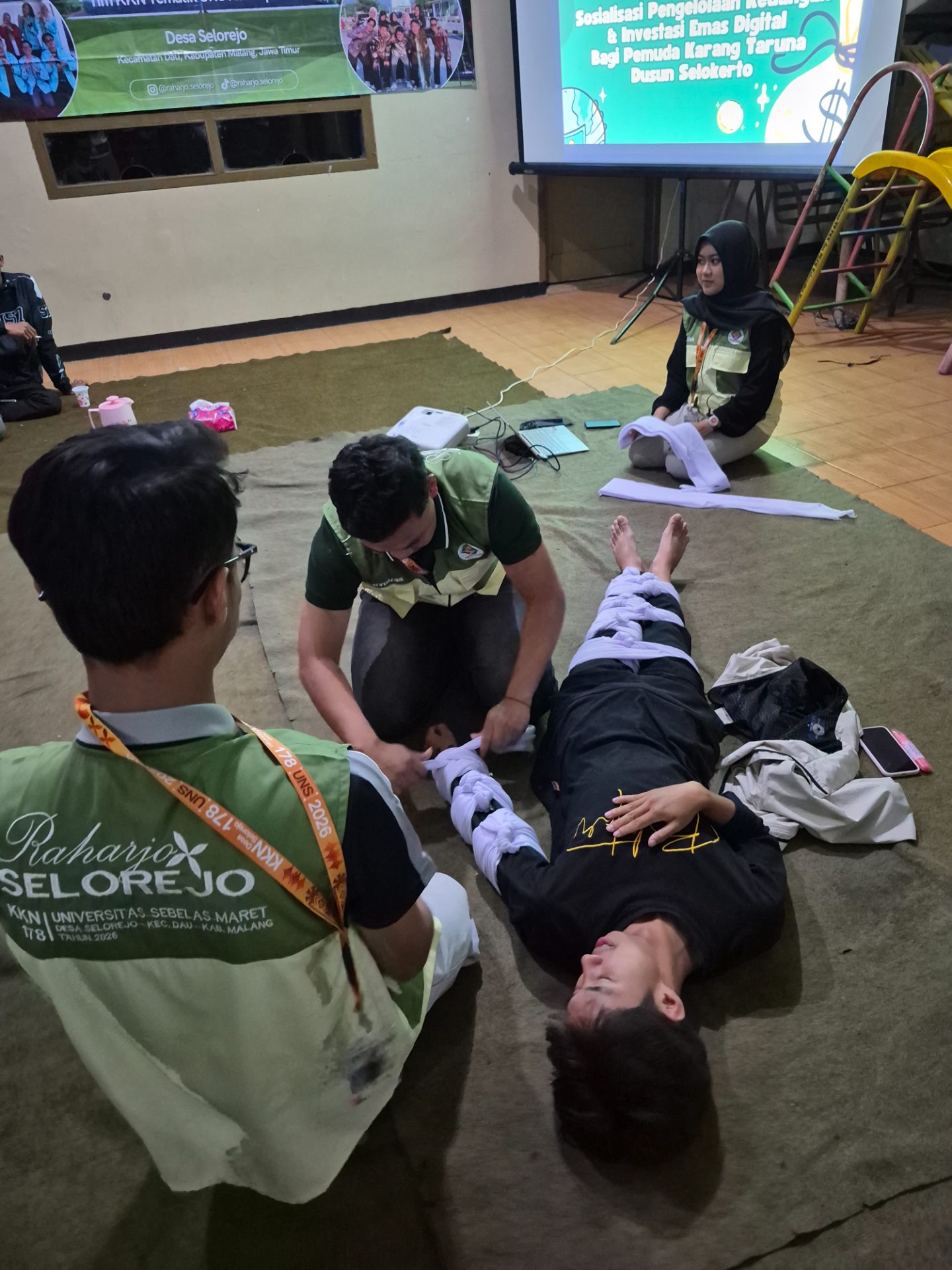 Edukasi Teknik Pembalutan sebagai Penanganan Awal saat Terjadi Cedera — foto 5